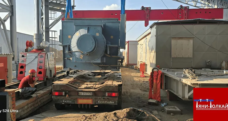 Разгрузка с автотранспорта новой газотурбинной установки Siemens SGT 600 (102 тонны) и генератор (43 тонны) с помощью гидравлической портальной системы грузоподъемностью 400 тонн | Демонтаж и монтаж энергооборудования ГТУ и генератор в действующем цехе